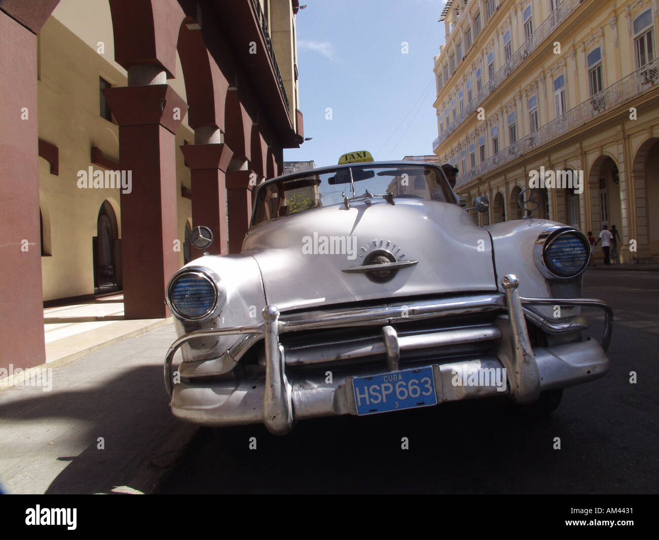 Taxi rétro à côté de l'hôtel Golden Tulip La Havane Banque D'Images