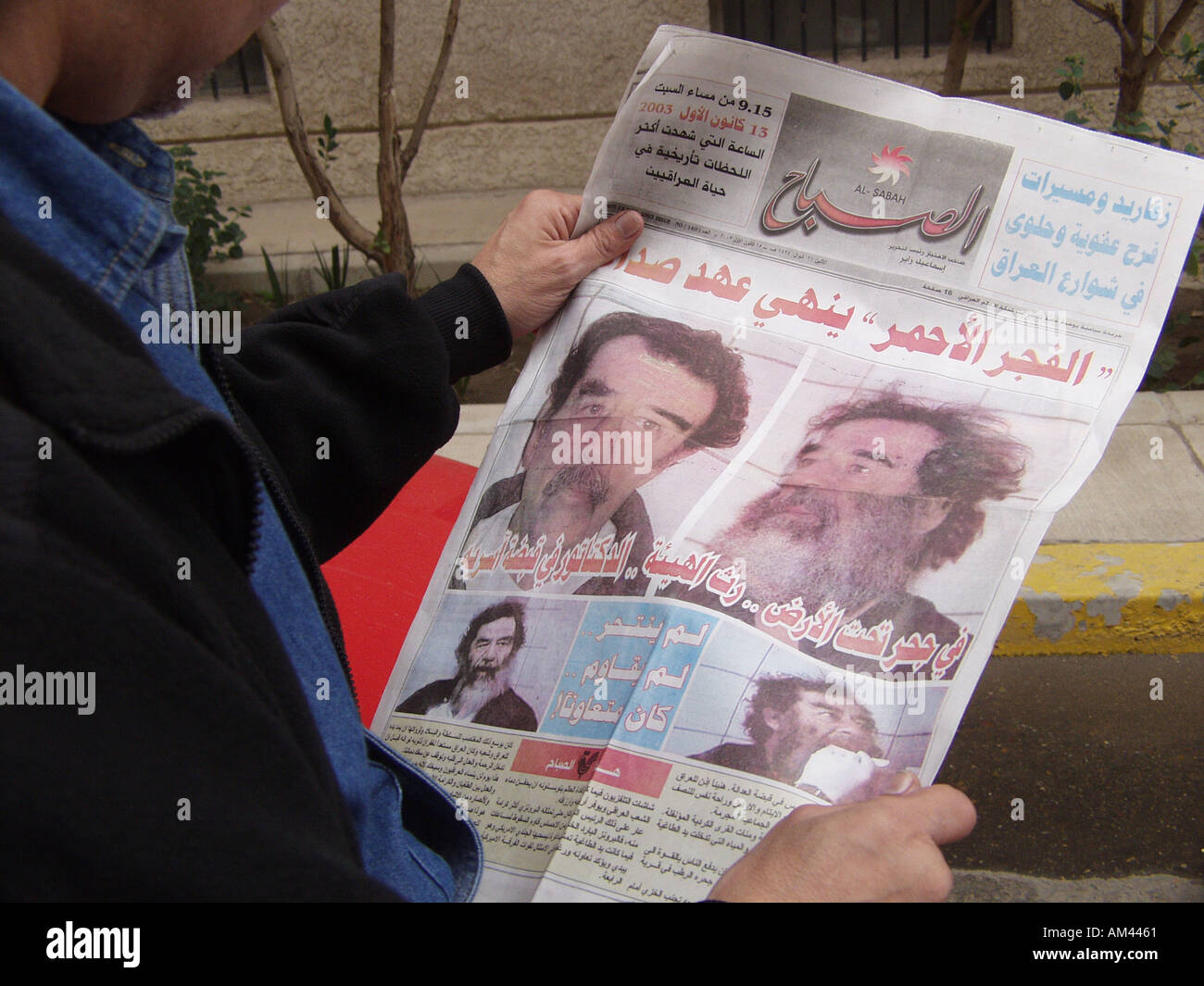 Journal en Irak montrant la capture de Saddam Hussein Banque D'Images