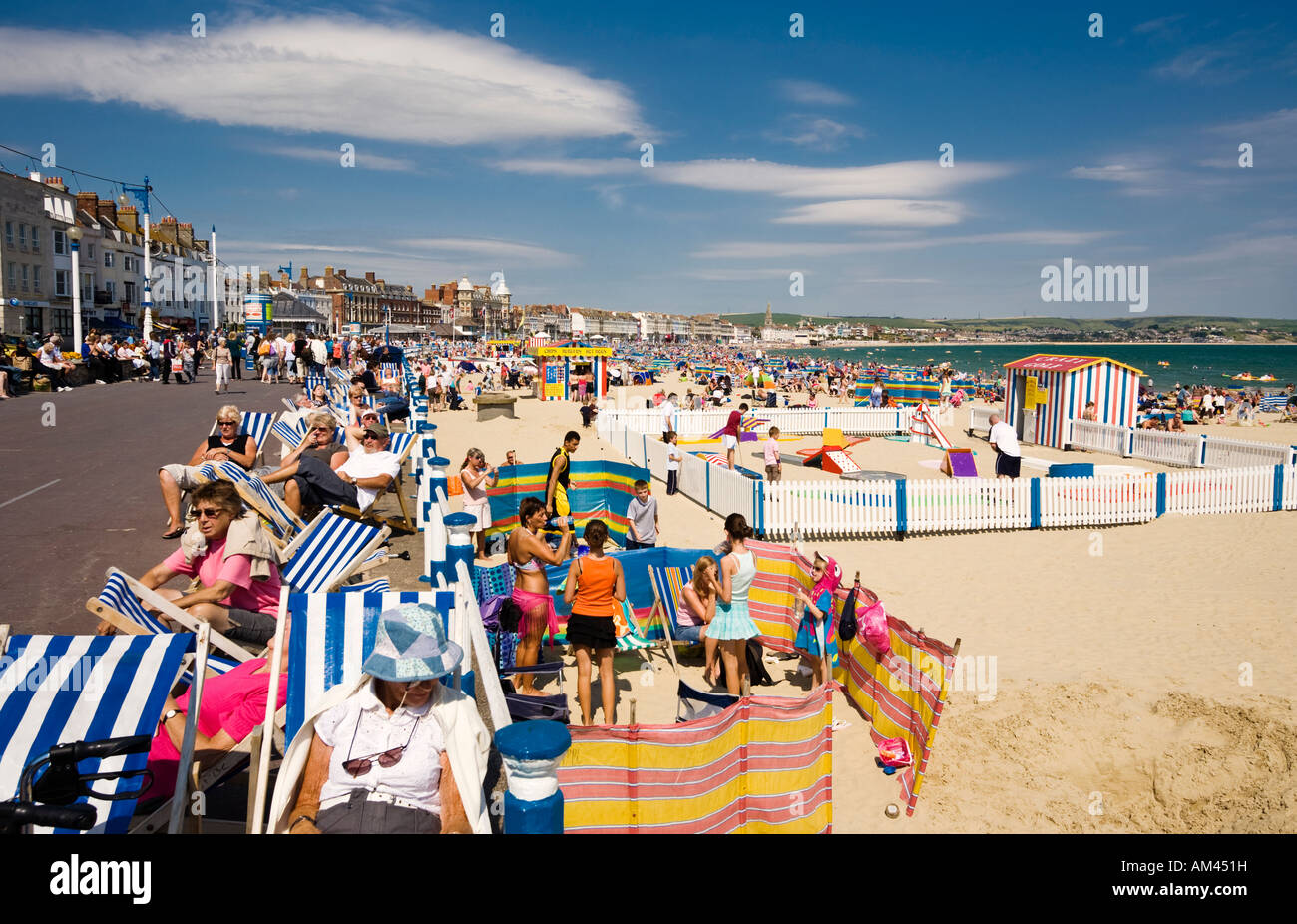 Les gens à une station traditionnelle britannique en été plage de Weymouth, Dorset, UK - Esplanade et plage Banque D'Images