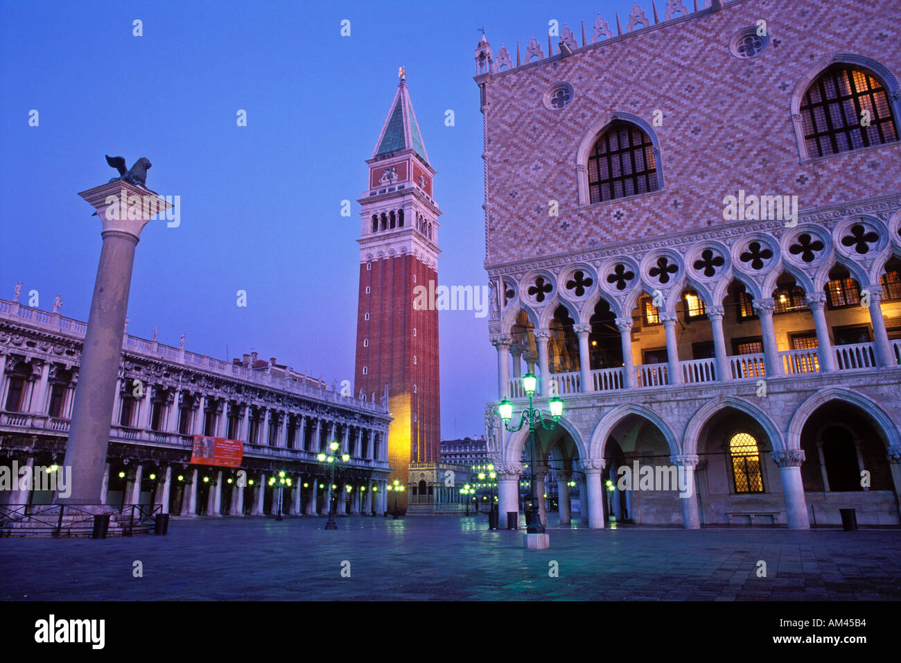 Italie Venise Piazzetta San Marco avec une vue sur le Palais des Doges, le Campanile et la colonne de San Marco Banque D'Images