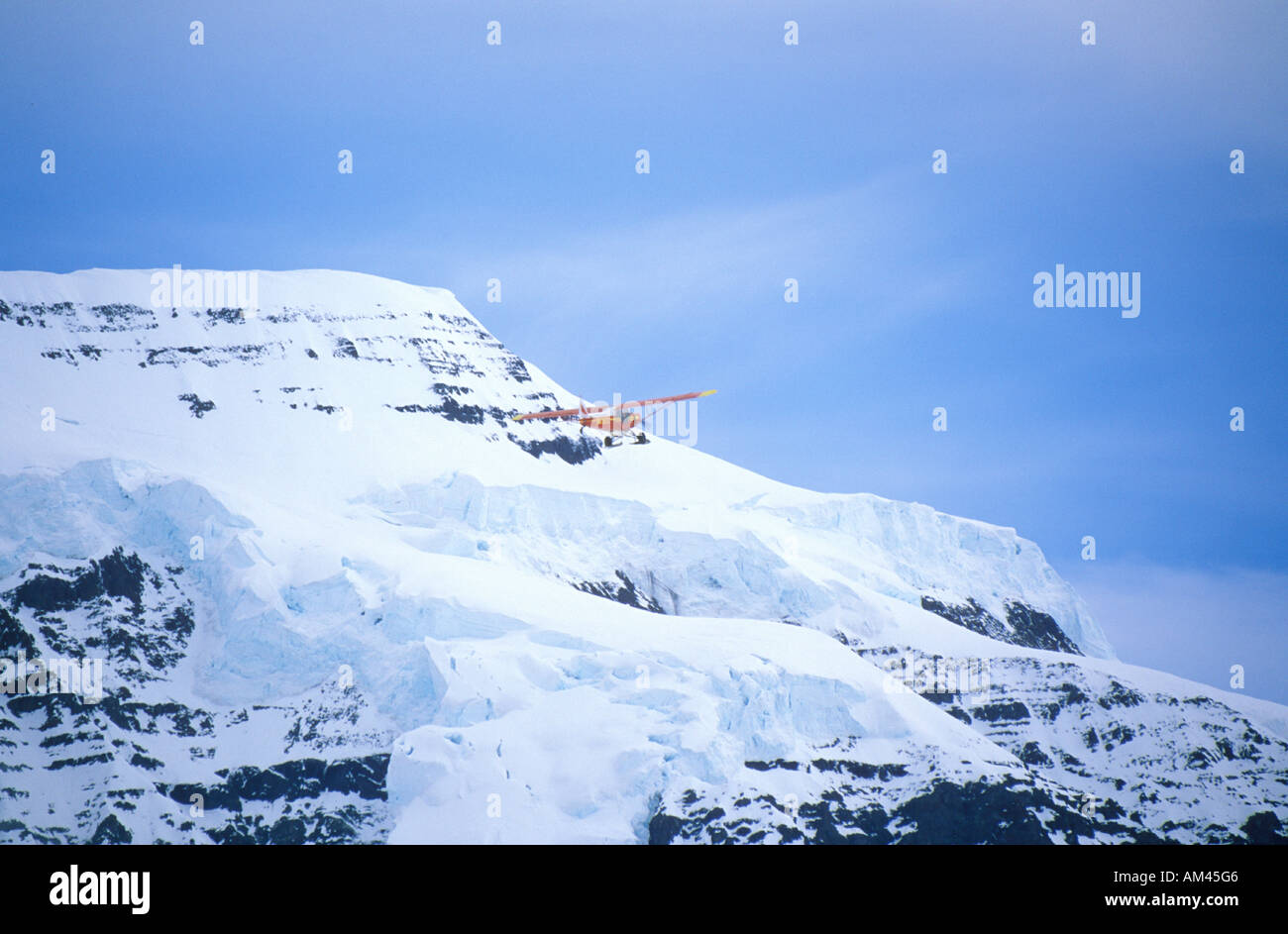 Super Cub Piper avion bush vole à St Elias et préserver les montagnes Wrangell Alaska Wrangell Banque D'Images