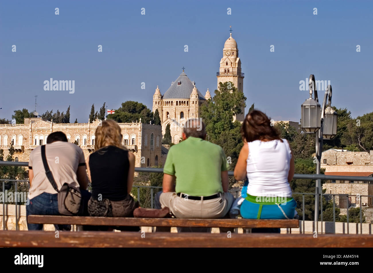 L'Abbaye de la Dormition Jérusalem Israël comme vu de la promenade de touristes admirant la vue Banque D'Images