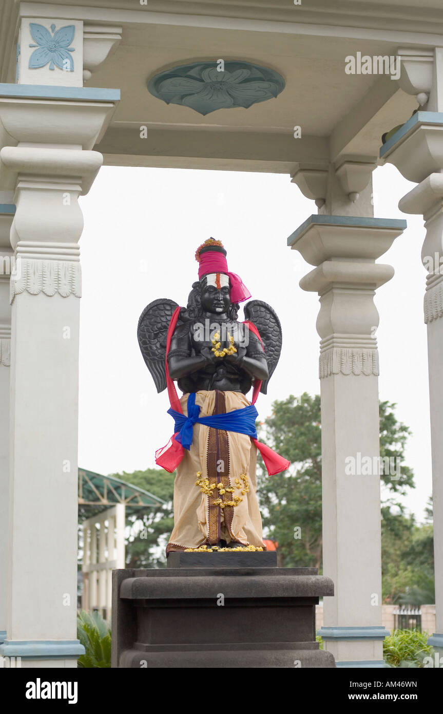 Statue d'un Garuda dans un temple, Temple Tirumala Tirupati, Venkateswara, Tirumala, Andhra Pradesh, Inde Banque D'Images