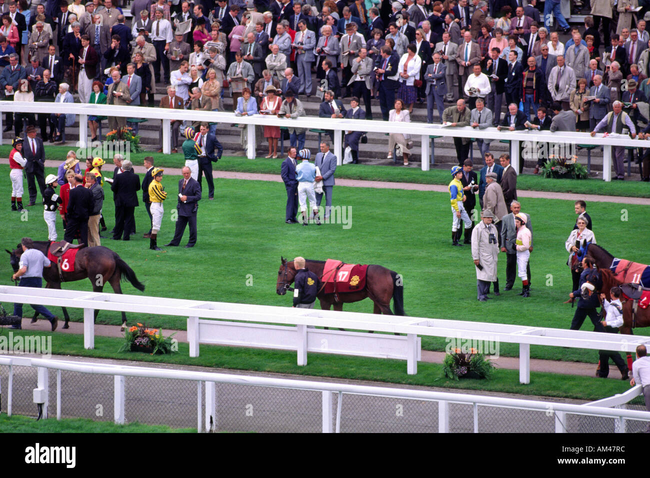 Chevaux et jockeys dans le défilé sonner à la réunion classique St Léger à Doncaster, dans le Yorkshire du Sud Banque D'Images