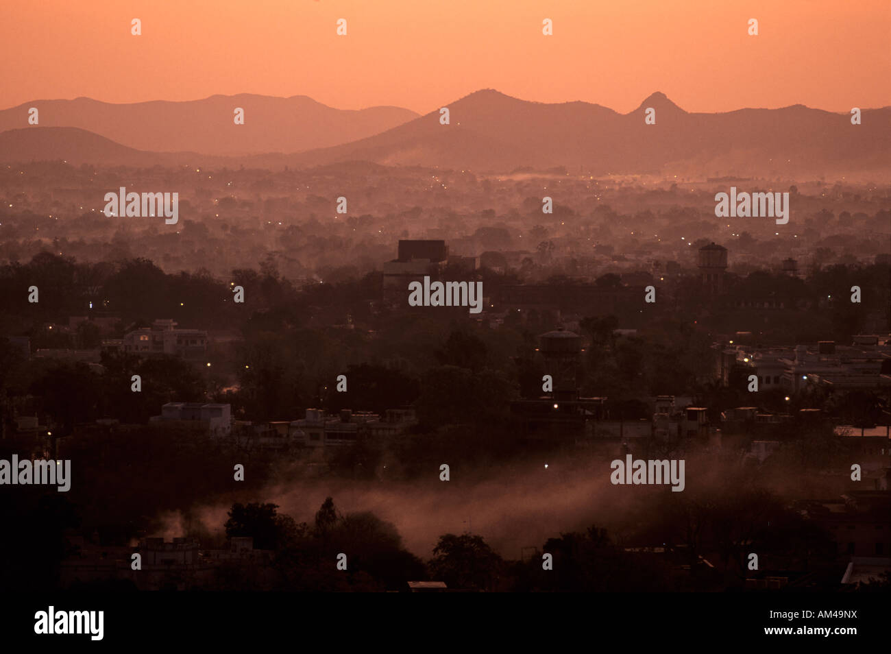 Un beau lever de soleil sur le Rajasthan incroyable, Udaipur DEDANS Banque D'Images