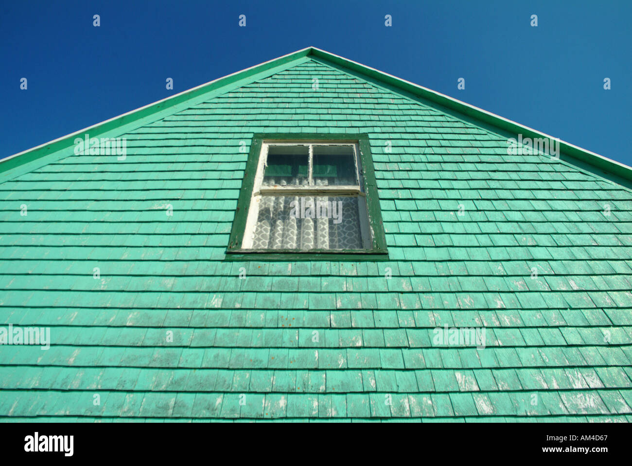 Blue green house gable endblue green house gable fin avec une seule fenêtre guillotine double Banque D'Images