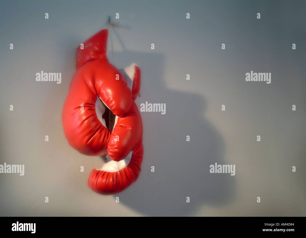 Gants de boxe accrocher au mur comme une métaphore pour la retraite ou  l'expression - raccrocher les gants Photo Stock - Alamy