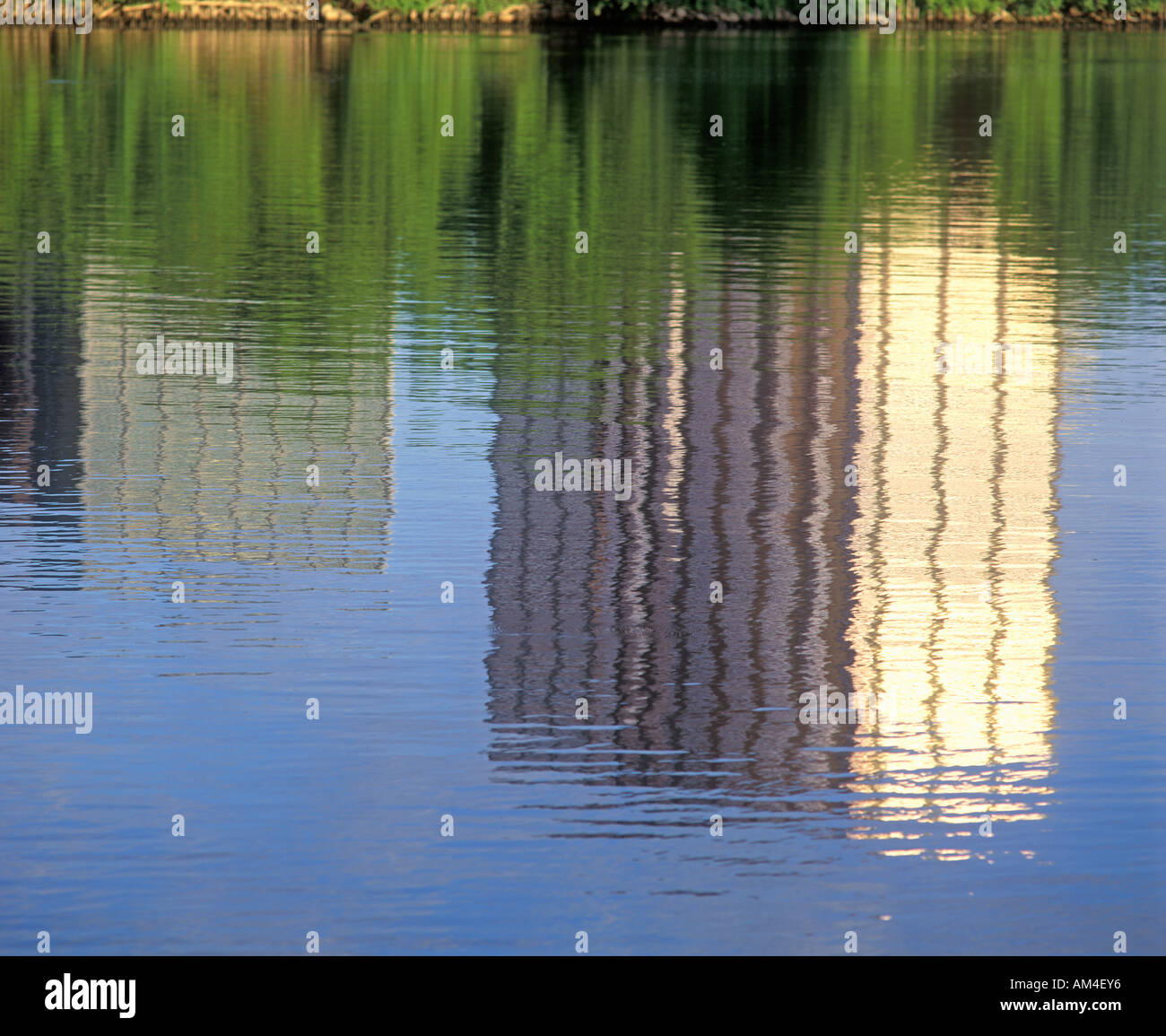 Reflet de la capitale de l'état de Hartford Hartford Connecticut skyline dans l'eau Banque D'Images