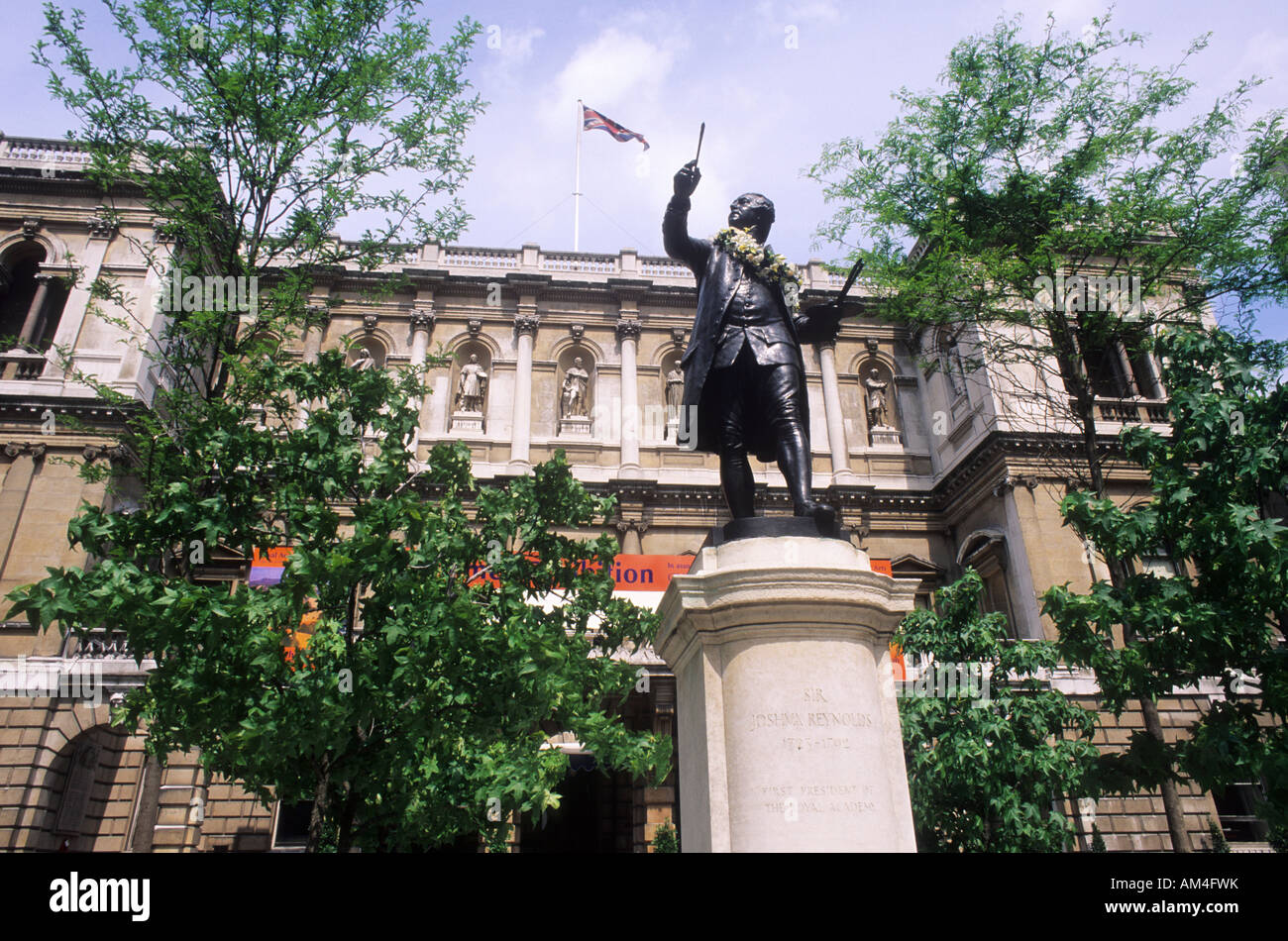 Royal Academy London Joshua Reynolds statue Piccadilly England UK art gallery bâtiment extérieur Banque D'Images