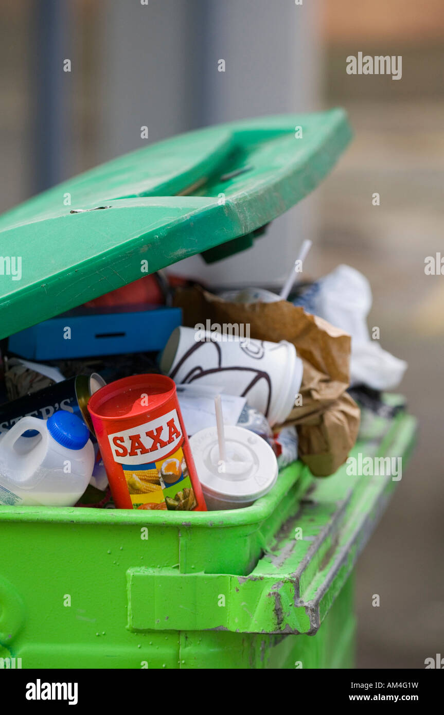 Une couleur vert poubelle commerciale déborde de déchets dans le centre-ville de Brighton.Photo par Jim Holden. Banque D'Images
