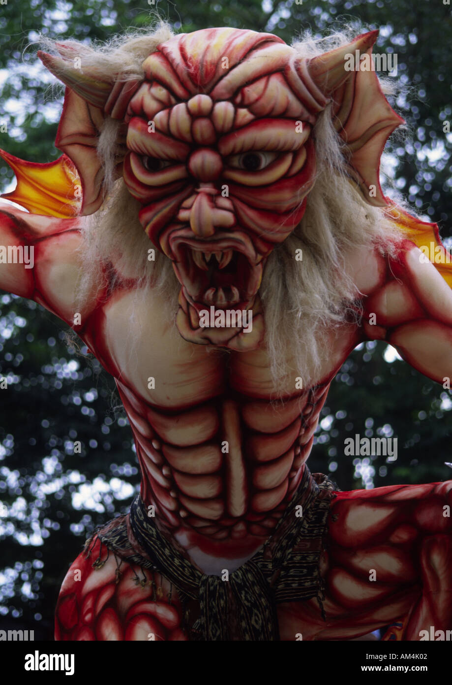 Ogoh ogho dans un parc sur la route Monkey Forest à la veille de Nyepi Ubud Bali Banque D'Images Ogoh ogho dans un parc sur la route Monkey Forest à la veille de Nyepi Ubud Bali Banque D'Images