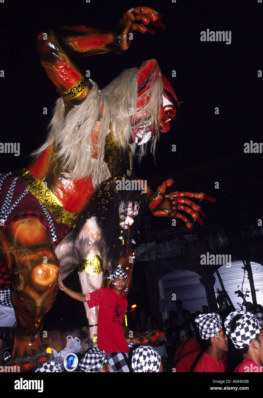 Ogoh ogho dans un parc sur la route Monkey Forest à la veille de Nyepi Ubud Bali Banque D'Images
