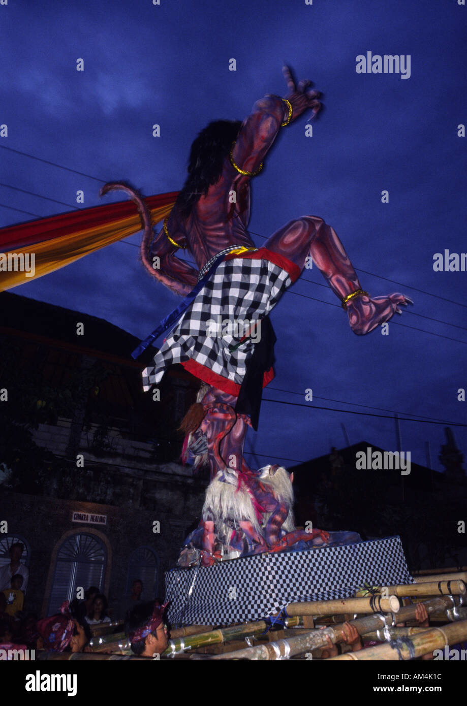 Ogoh ogho transporté par la route Monkey Forest à la veille de Nyepi Bali Ubud Banque D'Images
