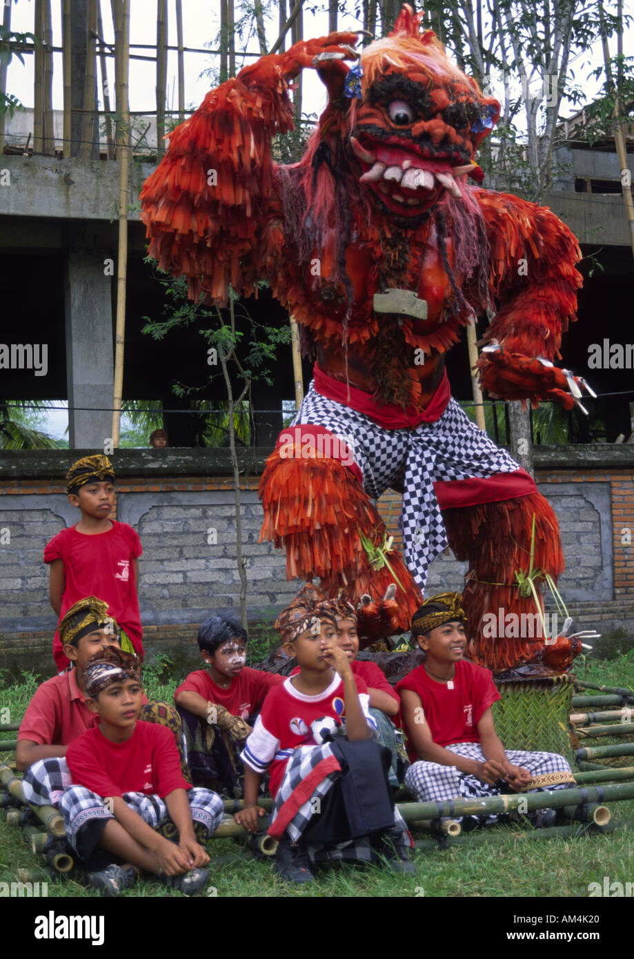 Ogoh ogho dans un parc sur la route Monkey Forest à la veille de Nyepi Ubud Bali Banque D'Images