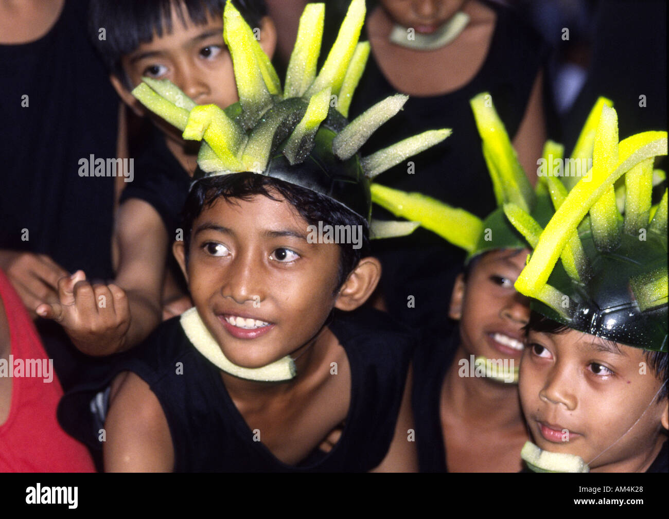 Enfants en attente d'un ogho Ogoh dans un parc sur la route Monkey Forest à la veille de Nyepi Ubud Bali Banque D'Images Enfants en attente d'un ogho Ogoh dans un parc sur la route Monkey Forest à la veille de Nyepi Ubud Bali Banque D'Images