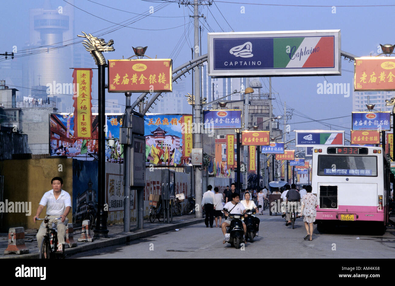 Nouvelle route à travers démoli quartier historique, Shanghai Banque D'Images