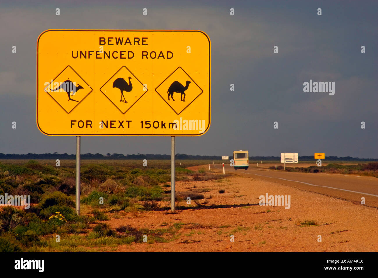 L'UEM et Kangaroo crossing sign chameau le long de la route à l'extérieur de l'Eyre Australie Australie Occidentale Eucla Banque D'Images