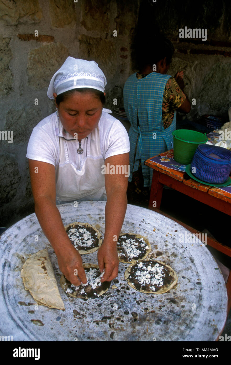 Femme mexicaine, mexicaine, femme, de l'alimentation, la vente du vendeur, memelita memelitas,, Oaxaca, Oaxaca de Juarez, l'état d'Oaxaca, Mexique Banque D'Images