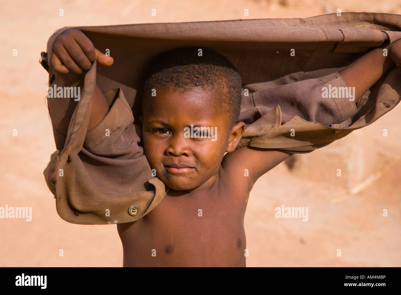 Photo d'un jeune garçon dans les rues de sa ville natale de l'Afrique de l'Ouest Banque D'Images