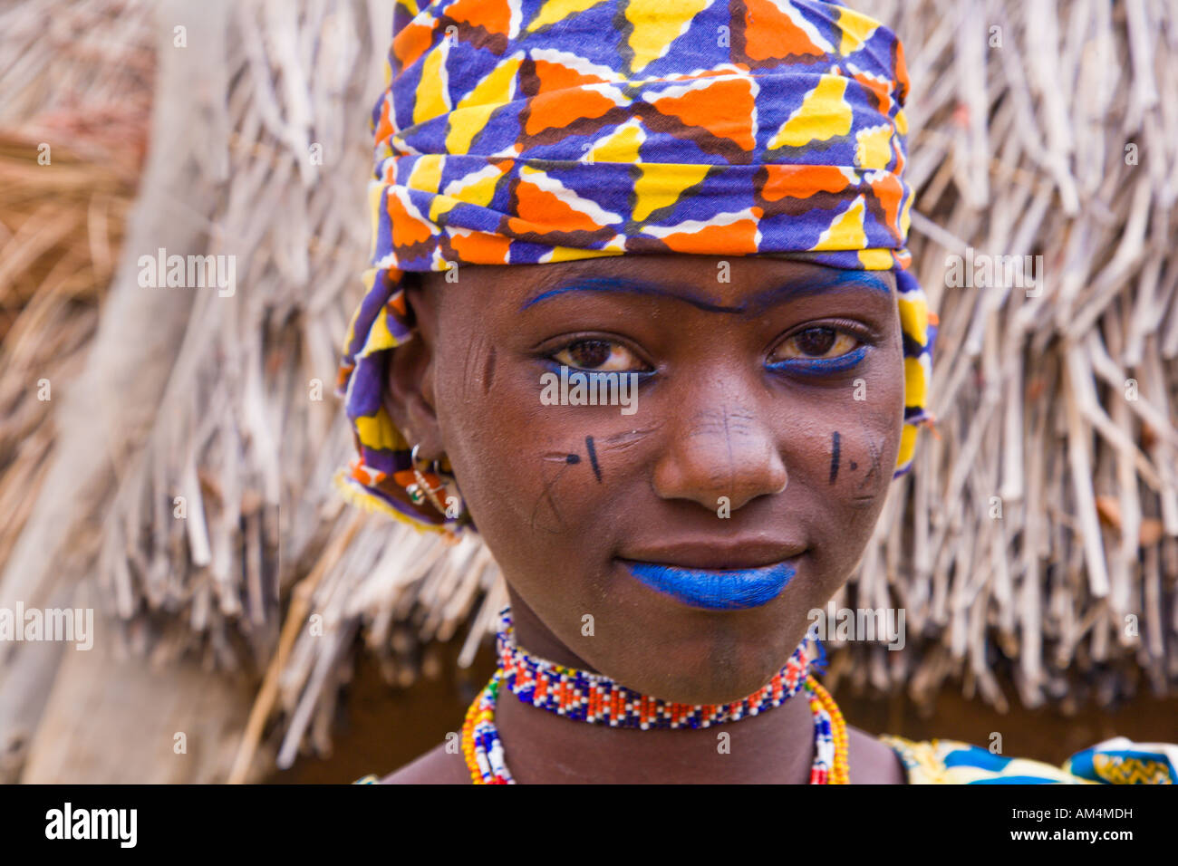 Photo d'une jeune femme portant un miroir bleu nigérien Banque D'Images