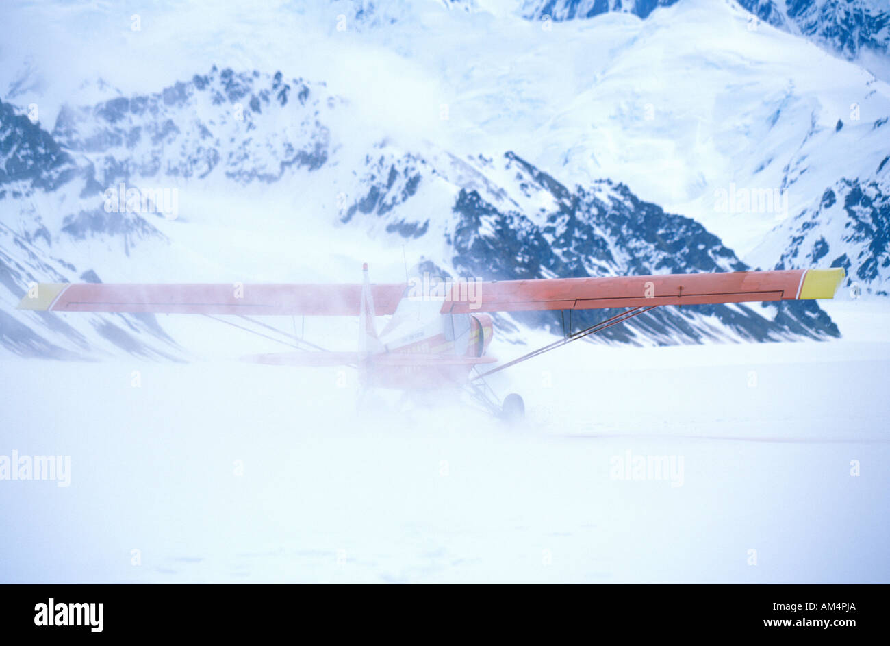 Super Cub Piper bush avion sur glacier à St Elias et préserver les montagnes Wrangell Alaska Wrangell Banque D'Images