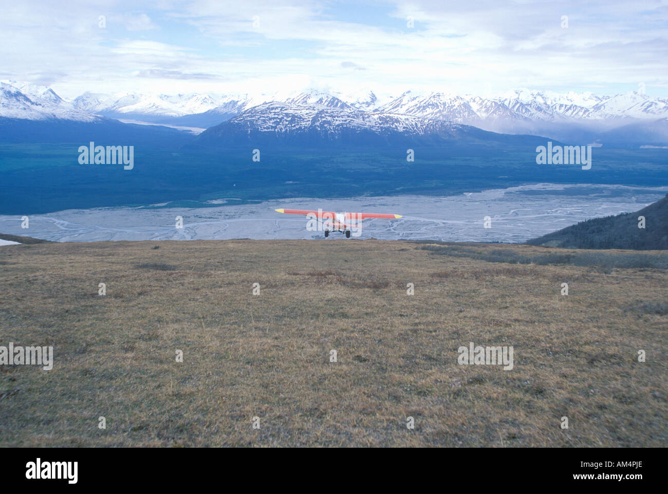 Super Cub Piper avion bush à St Elias et préserver les montagnes Wrangell Alaska Wrangell Banque D'Images