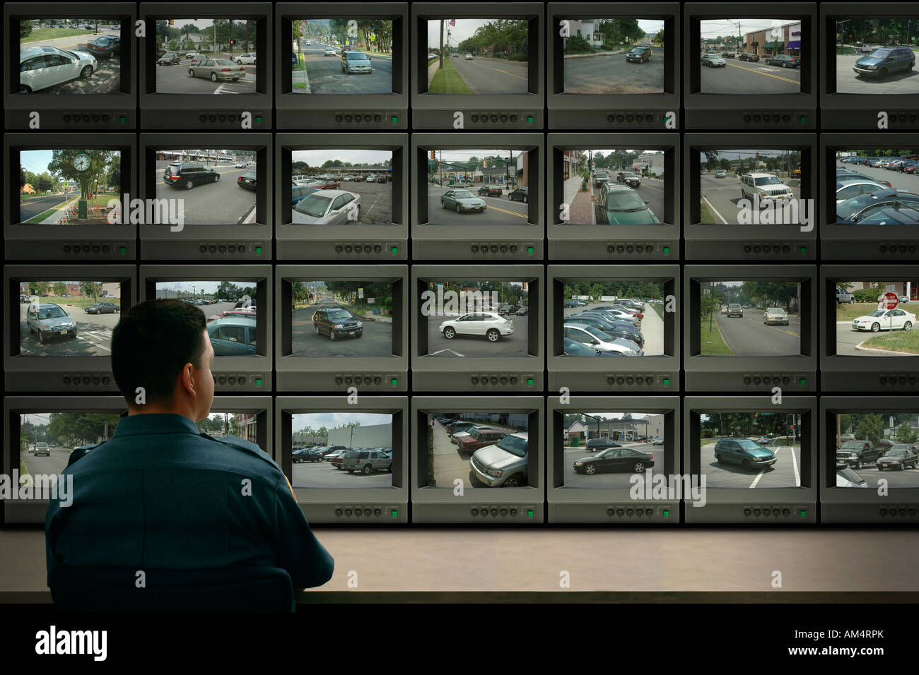 La surveillance de la sécurité de la police avec des caméras en circuit fermé et surveille des rues publiques et de trafic Banque D'Images