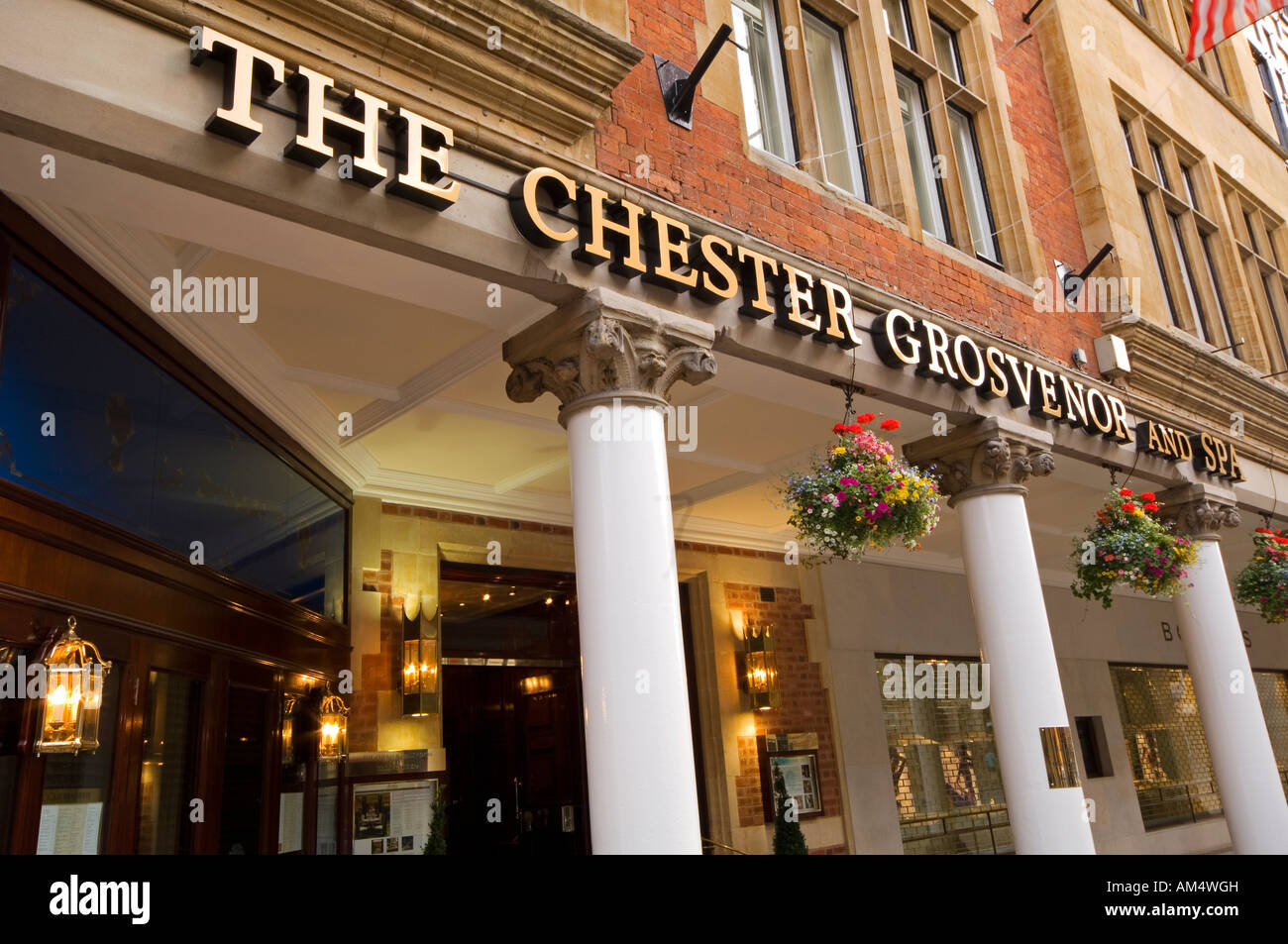 De près de l'entrée de la Chester Grosvenor And Spa Hotel, centre-ville de Chester, Cheshire, Angleterre, RU Banque D'Images
