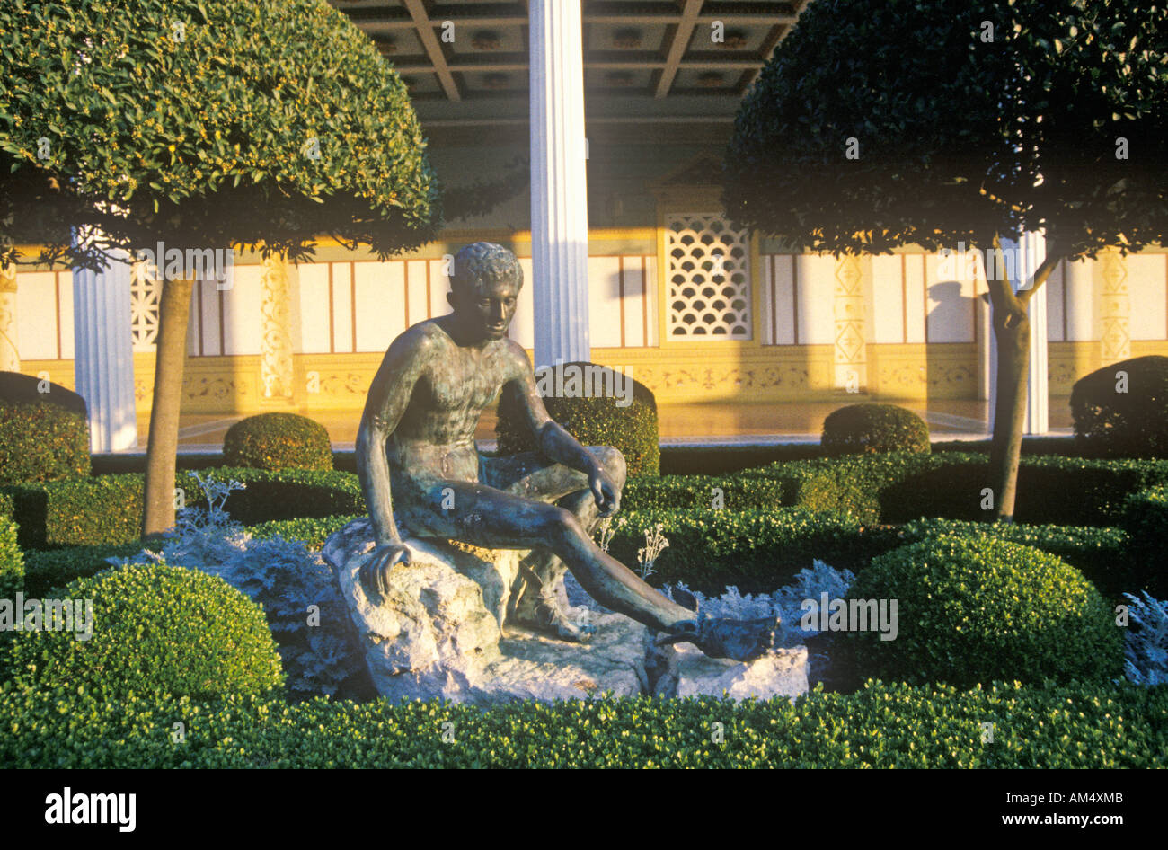 Coucher du soleil sur le jardin principal du péristyle J Paul Getty Museum Malibu Los Angeles California Banque D'Images