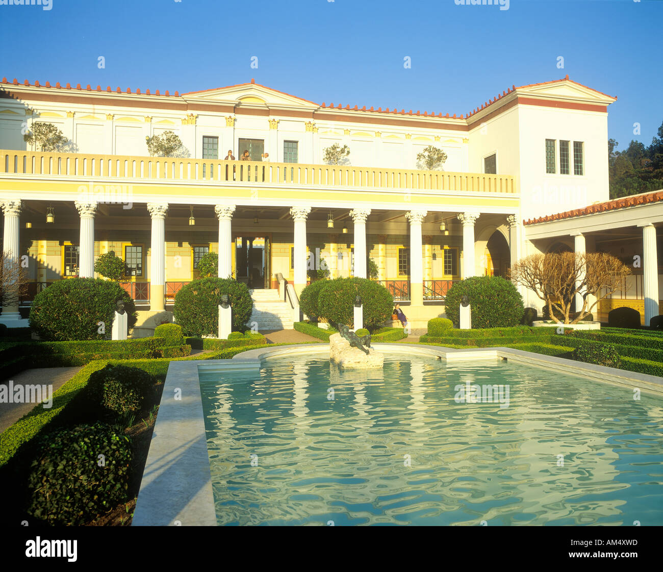 Coucher du soleil sur le jardin principal du péristyle J Paul Getty Museum Los Angeles Californie Banque D'Images