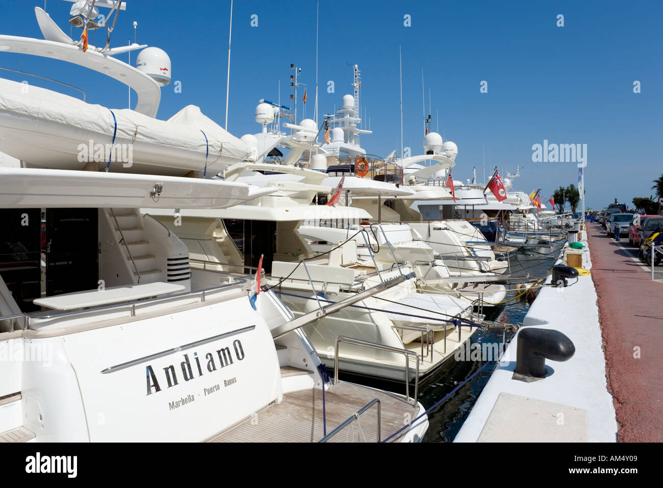 Des yachts de luxe dans le port de plaisance, Puerto Banus, Costa del Sol, Andalousie, Espagne Banque D'Images