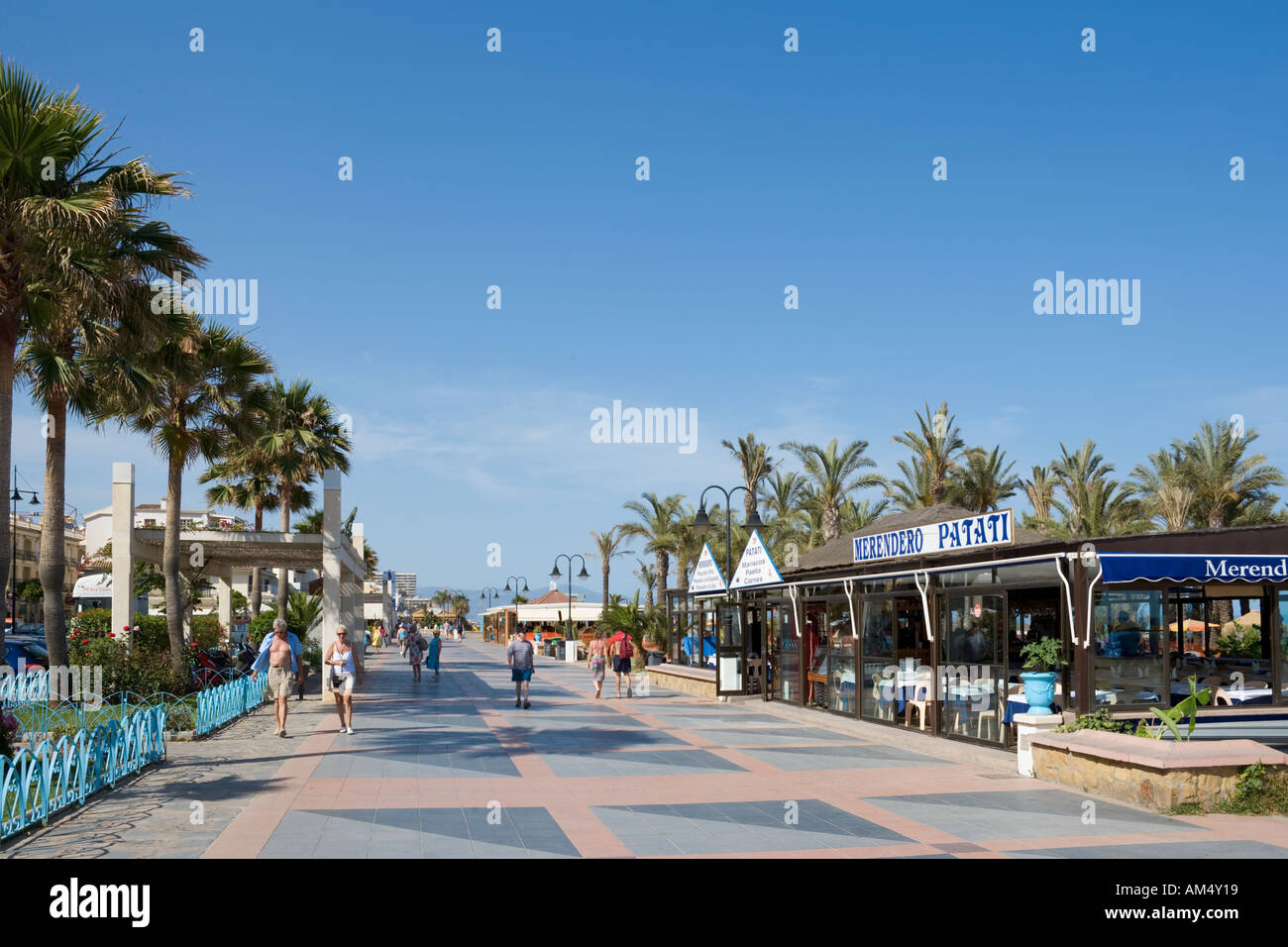 Promenade du front de mer, Playa de la Carihuela, Torremolinos, Costa del Sol, Andalousie, Espagne Banque D'Images