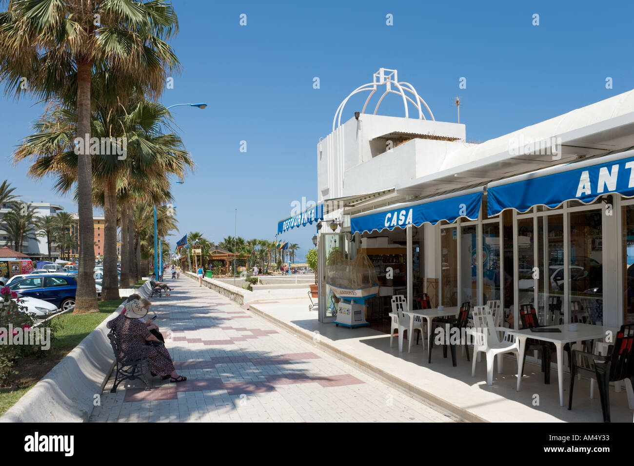 Chiringuito (les cafés) sur la promenade, Playa del Bajondillo/plage de Playamar, à Torremolinos, Costa del Sol, Andalousie, Espagne Banque D'Images