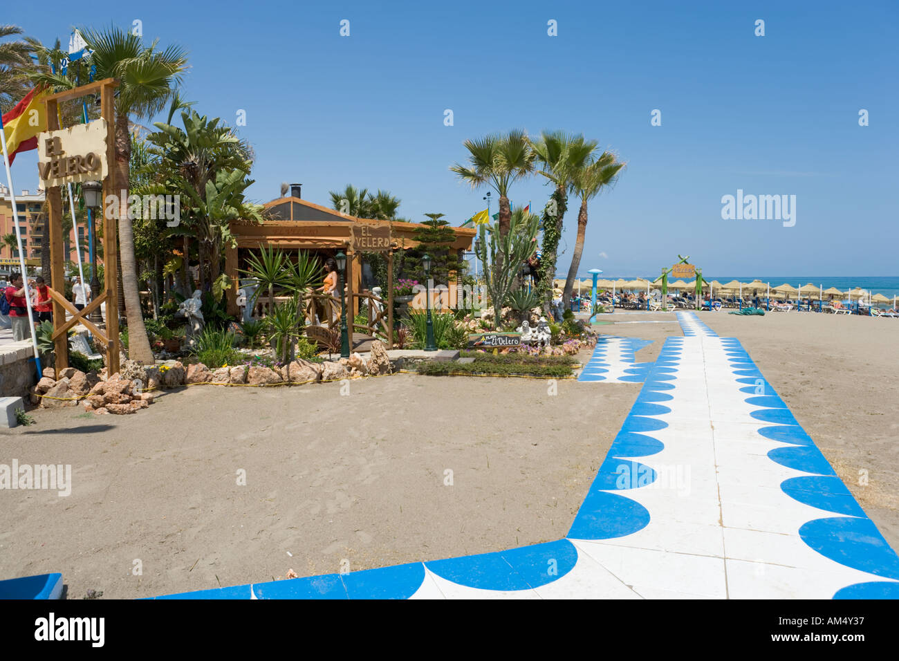 Restaurant en bord de mer, Playa del Bajondillo/plage de Playamar, à Torremolinos, Costa del Sol, Andalousie, Espagne Banque D'Images