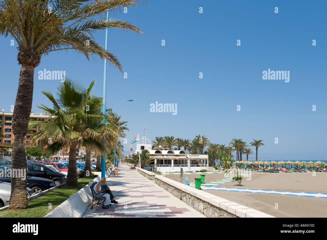 Promenade du front de mer, Playa del Bajondillo/plage de Playamar, à Torremolinos, Costa del Sol, Andalousie, Espagne Banque D'Images