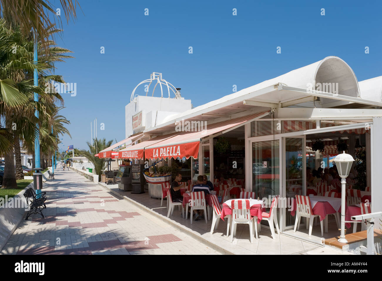 Café/bar, front de mer Playa del Bajondillo/plage de Playamar, à Torremolinos, Costa del Sol, Andalousie, Espagne Banque D'Images