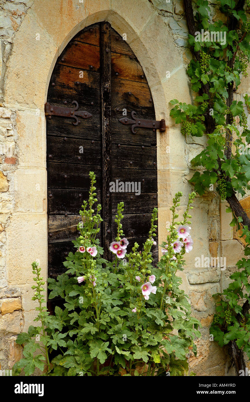 Une porte dans le village médiéval de Bruniquel Gorge d'Aveyron Midi Pyrénées France NR Banque D'Images