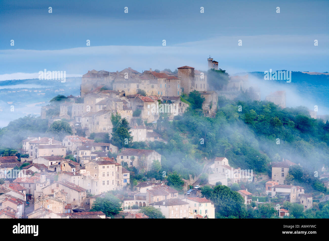 La Bastide hill top ville de Cordes sur Ciel dans la brume à l'aube Midi Pyrénées France NR Banque D'Images