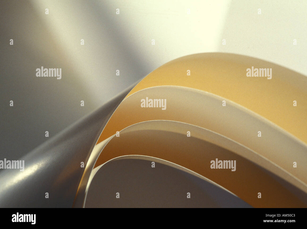 Des feuilles blanches de papier d'impression en boucles abstrait Banque D'Images