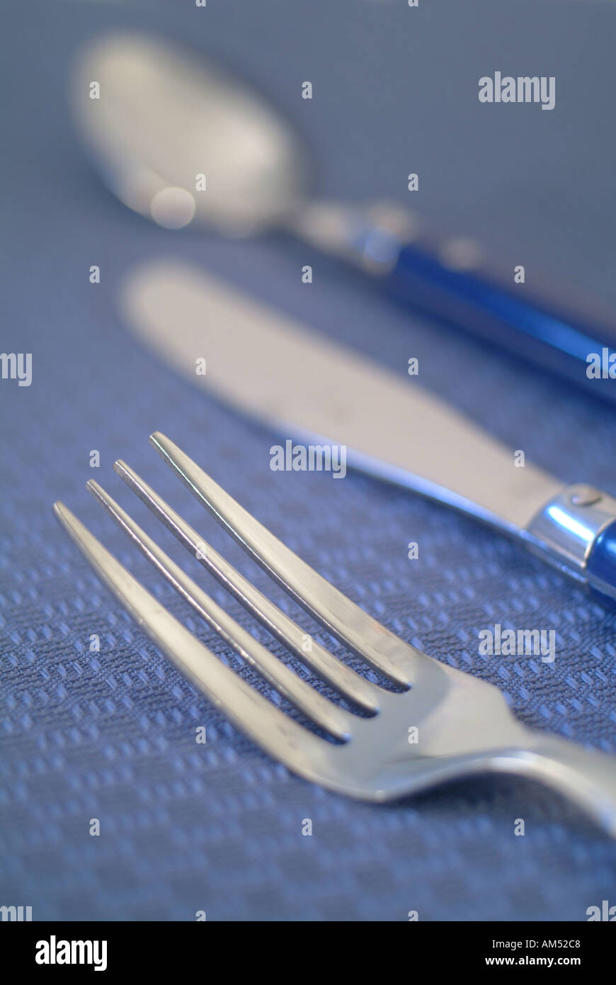 Des ustensiles sur une table de salle à montrant un couteau fourchette et cuillère Banque D'Images