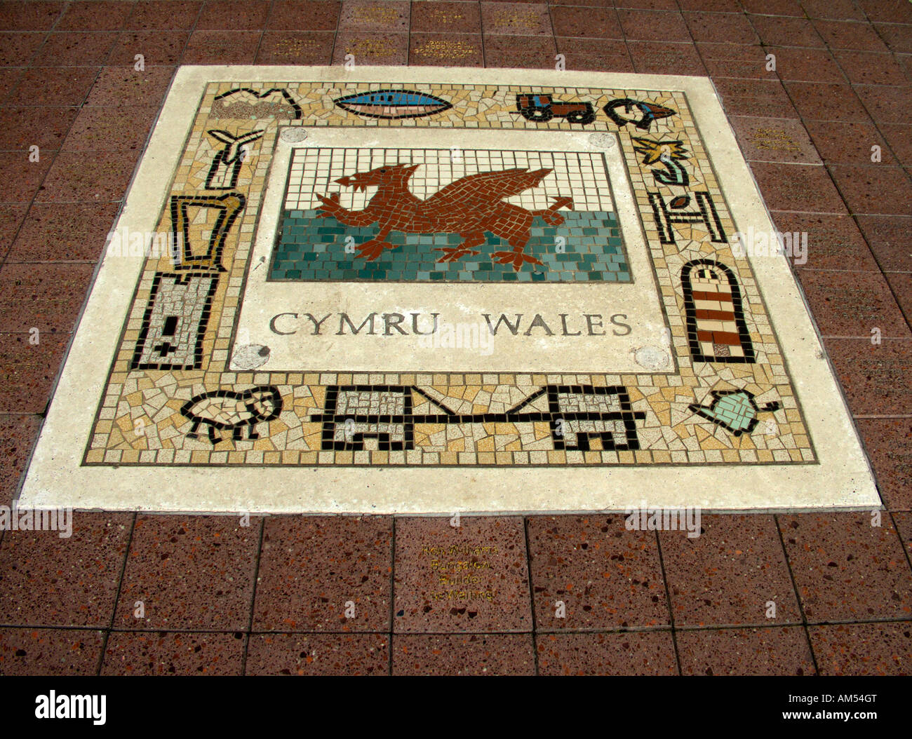 Drapeau gallois mosaïque dans l'allée à côté du stade du millénaire, Cardiff au Pays de Galles au Royaume-Uni. Banque D'Images