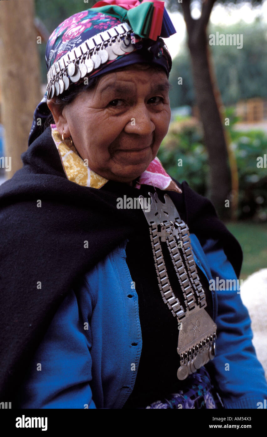 Chili Lake district a Portrait of a senior woman en costume traditionnel Banque D'Images