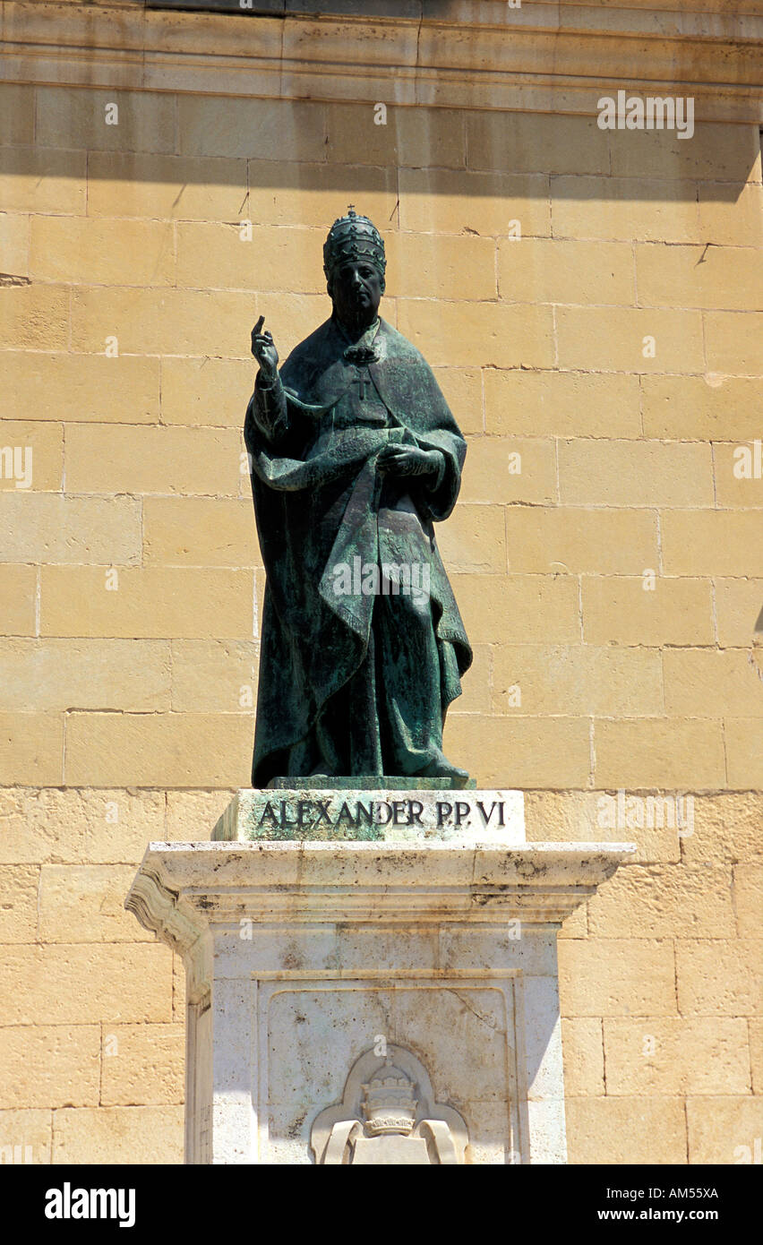Xativa, statue du pape Alexandre VI en face de l'église collégiale de Santa María Banque D'Images