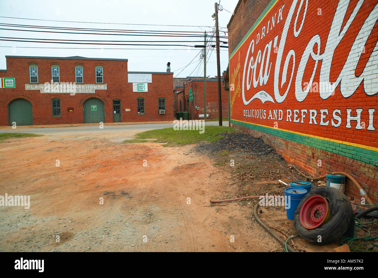 Vintage Coca Cola publicité rejoignez peint sur le côté de l'ancien bâtiment en Géorgie des plaines Banque D'Images