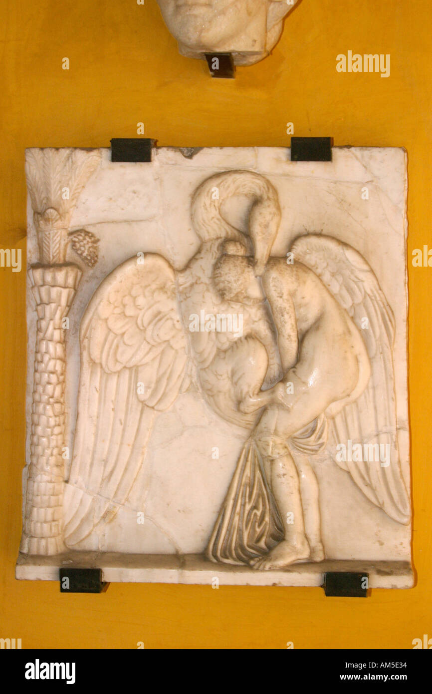 Séville Espagne Casa de Pilatos en bas-relief de Léda et le cygne Photo  Stock - Alamy