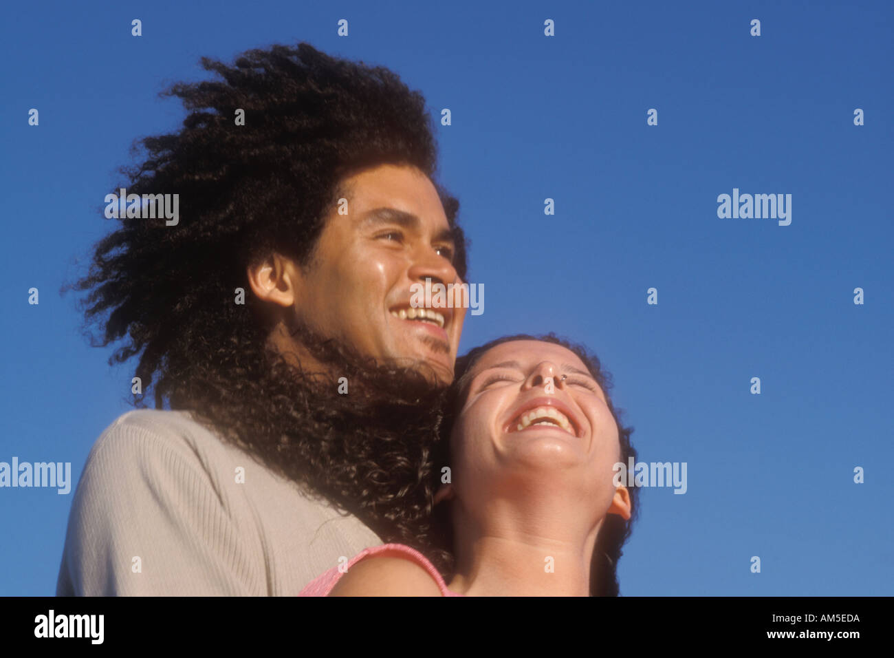 Portrait de couple laughing 34 ans caucasien homme africain mixtes et 27 ans femme de race blanche Banque D'Images