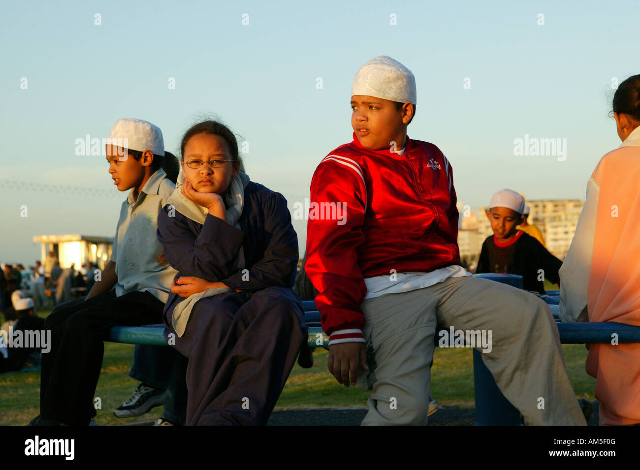 Enfants sur un rond-point, festival Islamique, Cape Town, Afrique du Sud Banque D'Images