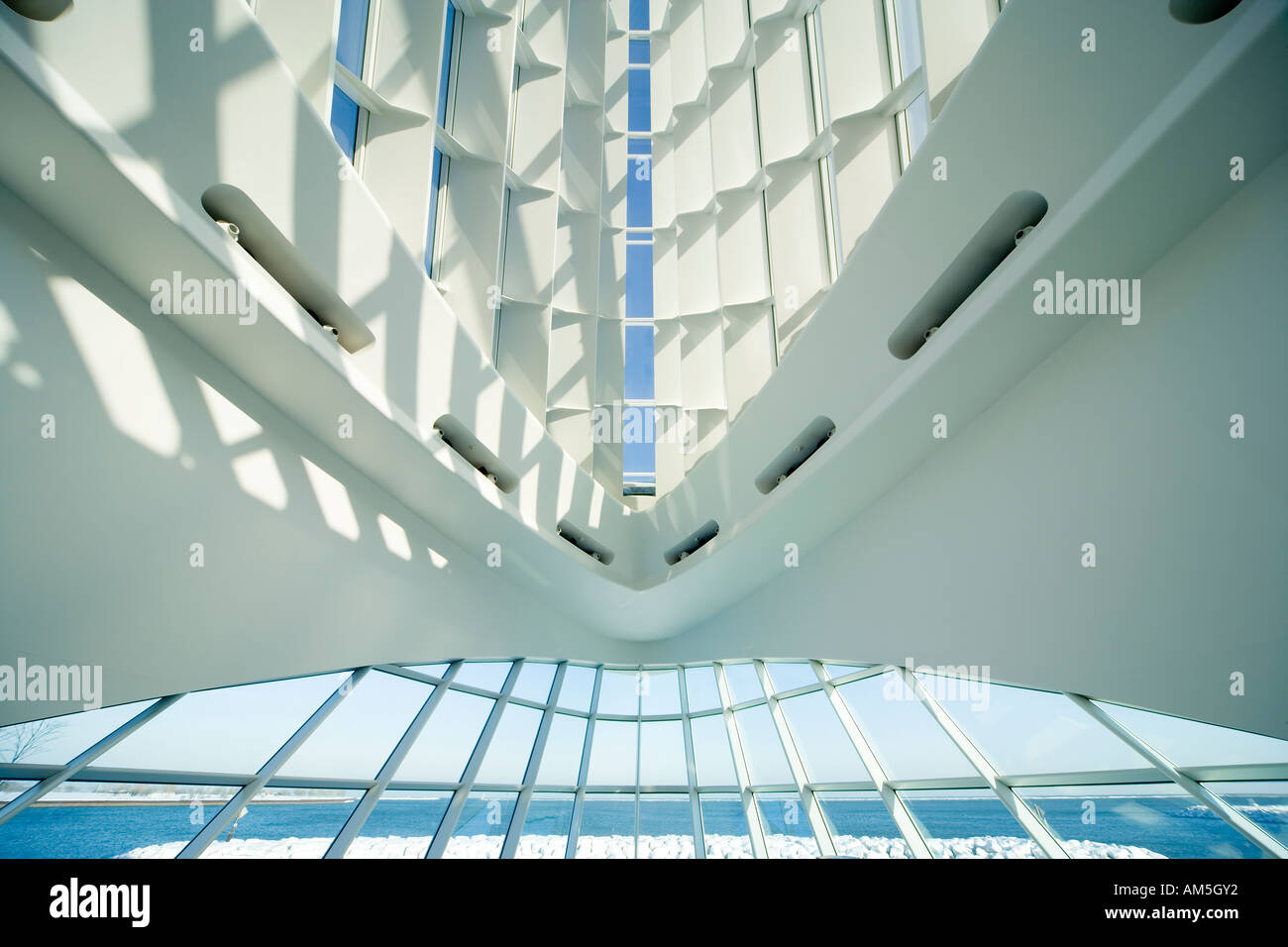 Milwaukee Art Museum par Santiago Calatrava. Surplombant le lac Michigan à partir de la Grand Windhover salle de réception. Banque D'Images