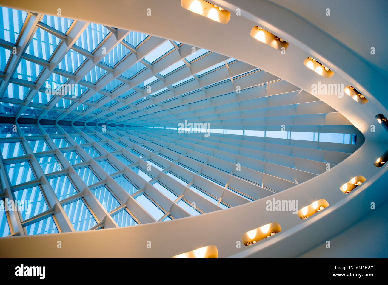 Le dôme en verre du hall de réception avec Windhover en dehors de l'écran solaire de Santiago Calatrava Milwaukee Art Museum. Banque D'Images