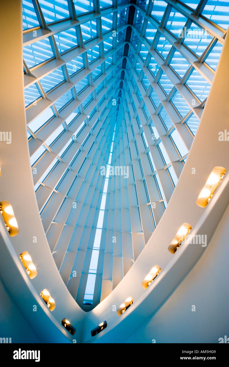 Le dôme en verre avec le soleil à l'extérieur de l'écran de salle de réception Windhover de Santiago Calatrava Milwaukee Art Museum. Banque D'Images